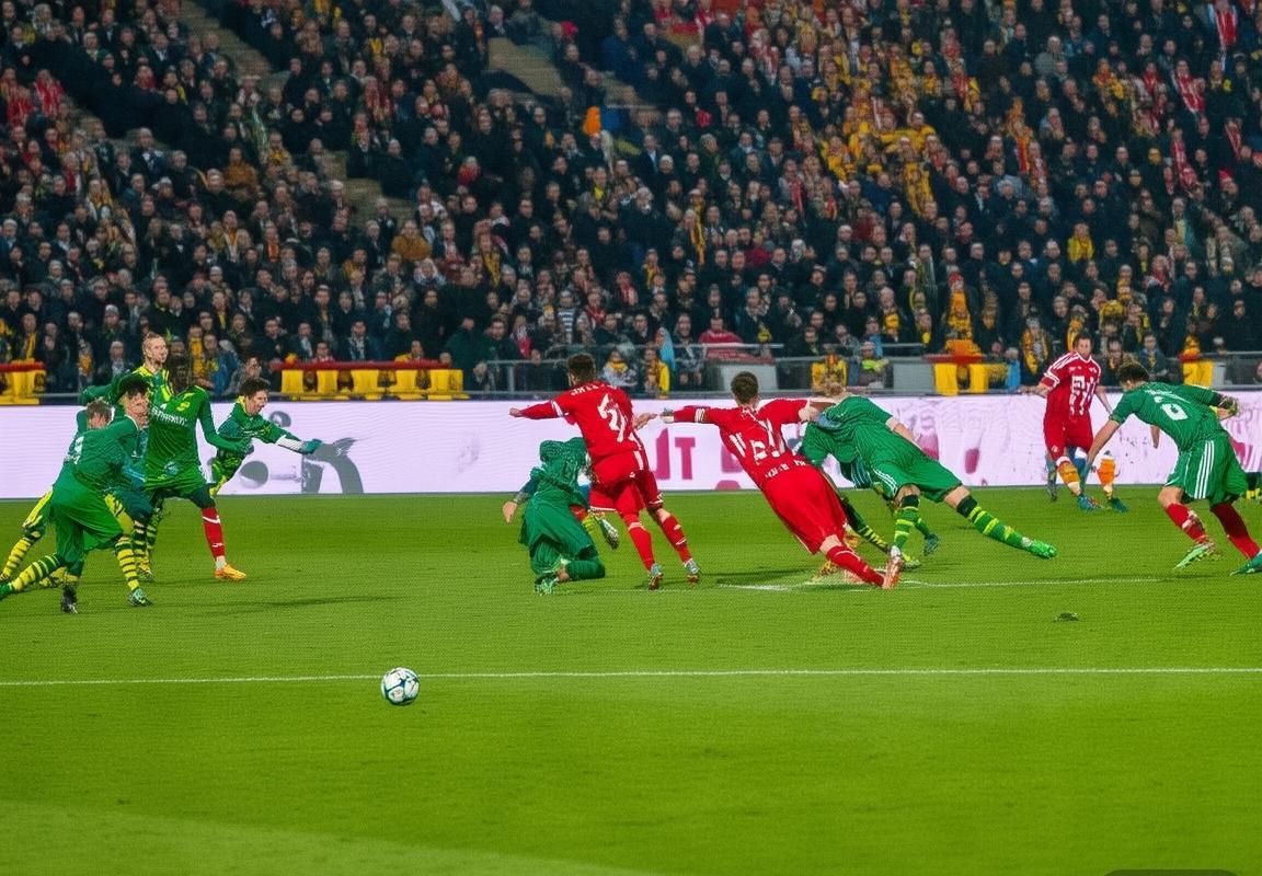 拜仁慕尼黑 vs 阿森纳：欧冠巅峰对决经典瞬间回顾(图2)